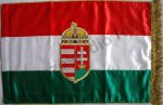 Beltéri magyar zászló egyik oldalon hímzett címerrel