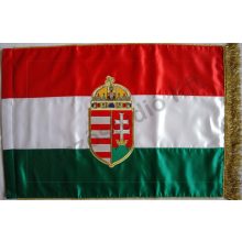 Beltéri magyar zászló egyik oldalon hímzett címerrel