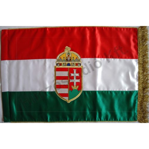 Beltéri magyar zászló egyik oldalon hímzett címerrel