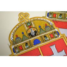 Beltéri magyar zászló egyik oldalon hímzett címerrel