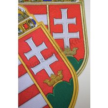 Beltéri magyar zászló egyik oldalon hímzett címerrel