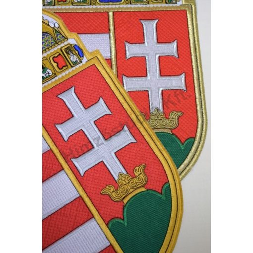 Beltéri magyar zászló egyik oldalon hímzett címerrel