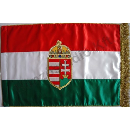 Beltéri magyar zászló mindkét oldalon hímzett címerrel