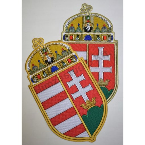 Beltéri magyar zászló mindkét oldalon hímzett címerrel