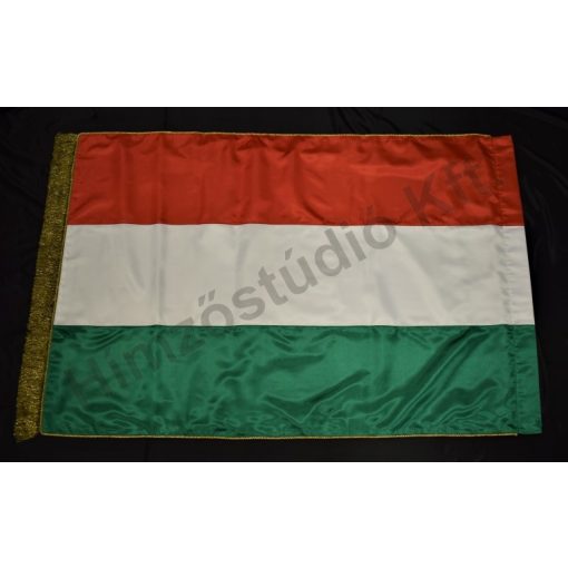 Beltéri magyar zászló címer nélkül