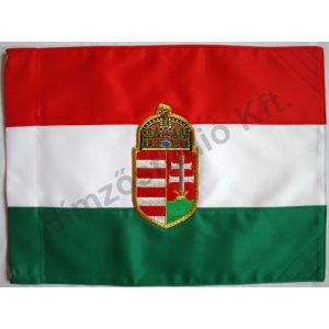 Kültéri magyar zászló egyik oldalon hímzett címerrel