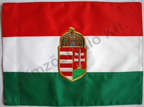 Kültéri magyar zászló egyik oldalon hímzett címerrel