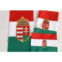 Kültéri magyar zászló egyik oldalon hímzett címerrel