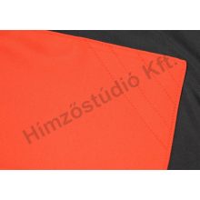 Kültéri magyar zászló egyik oldalon hímzett címerrel