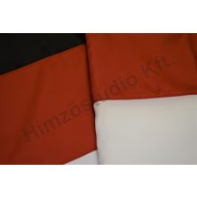 Kültéri magyar zászló egyik oldalon hímzett címerrel