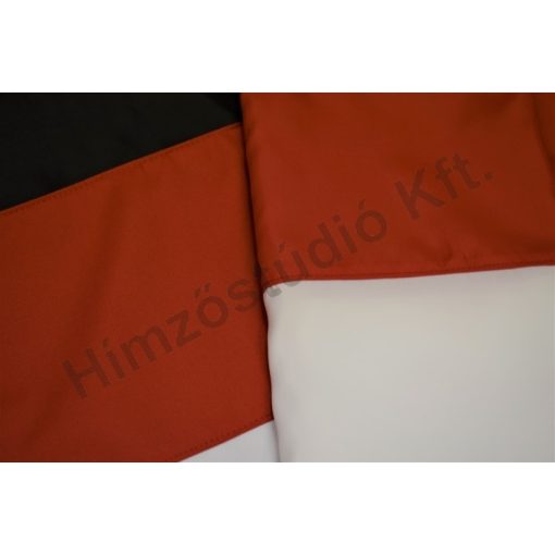 Kültéri magyar zászló egyik oldalon hímzett címerrel