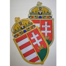 Kültéri magyar zászló egyik oldalon hímzett címerrel
