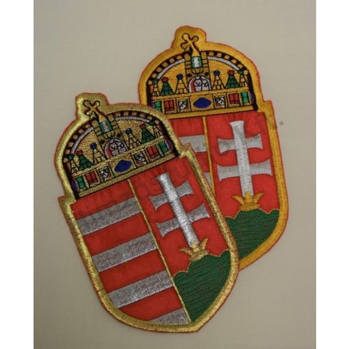 Kültéri magyar zászló egyik oldalon hímzett címerrel