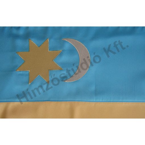 Kültéri székely zászló hímzett címerrel